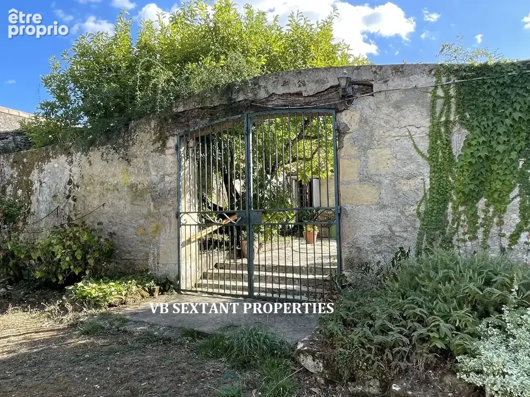 Près de Sauveterre-de-Guyenne, dotée d'un magnifique parc, charmante maison de village en  pierre et moellon avec dépendances. - photo 2