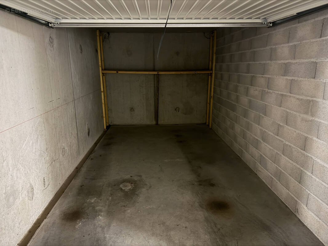 Parking à SAINT-PRIEST