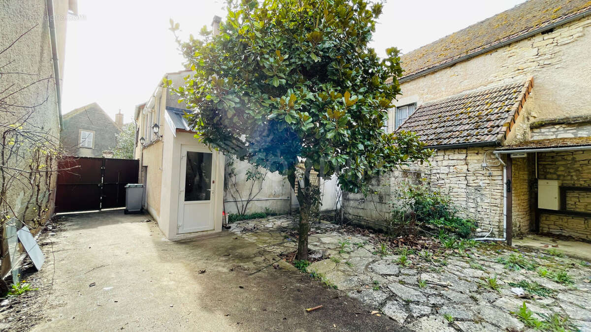 Maison à NOYERS