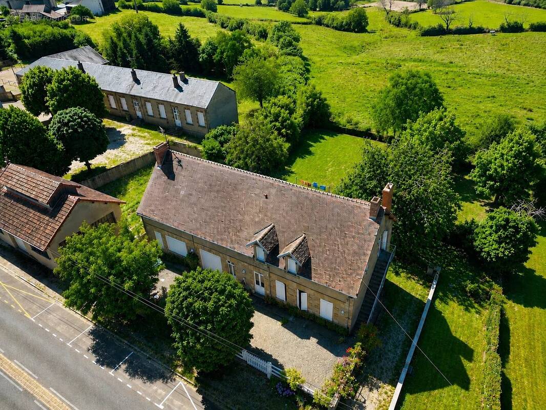 Maison à LE MONTET