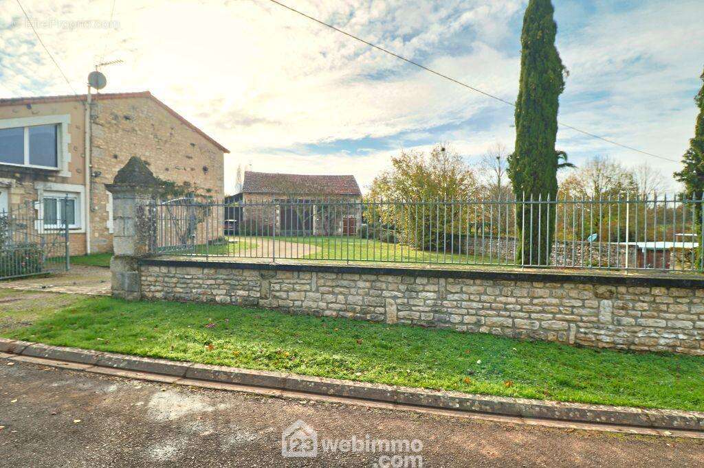 Avec terrain clos de mur et grillage, - Maison à SAINT-GAUDENT
