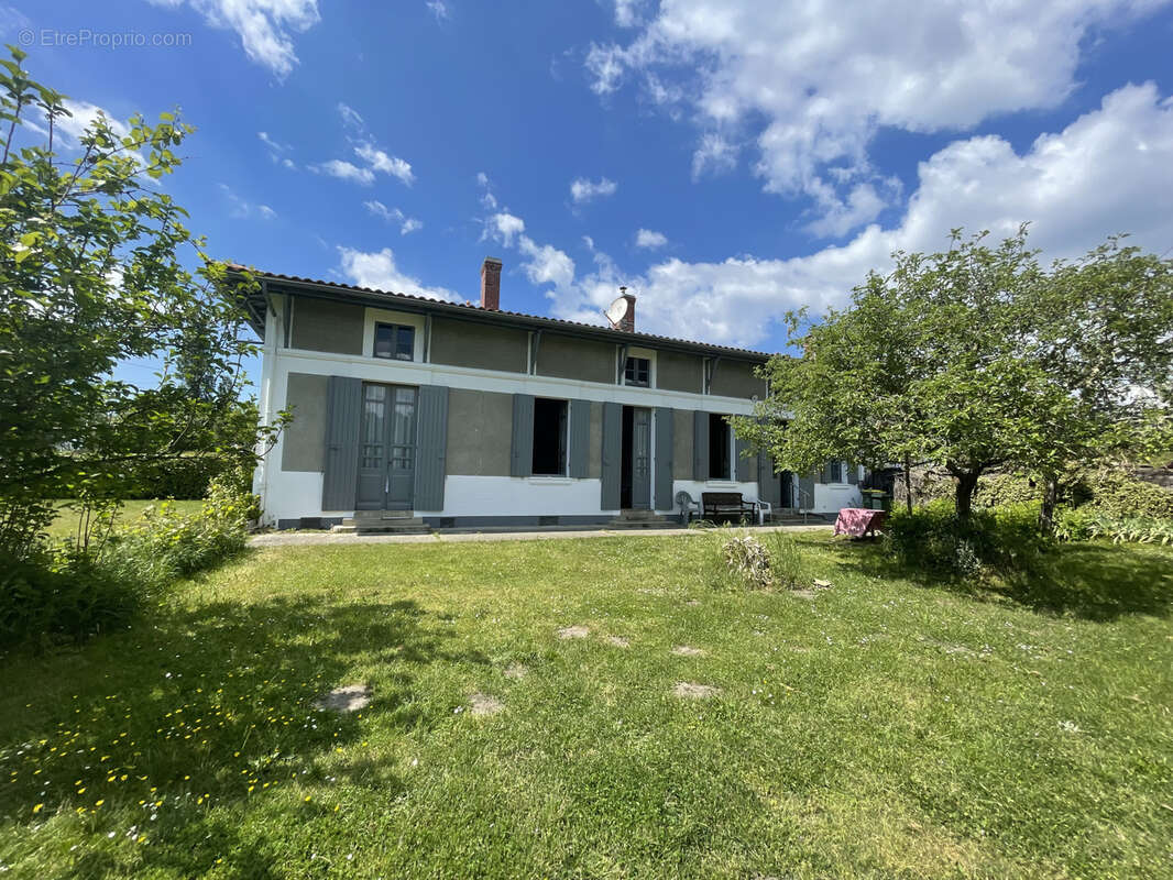 Maison ancienne sur un parc de 18 000 m2 - photo 3