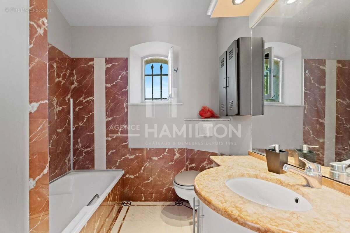 Maison à CHATEAUNEUF-GRASSE