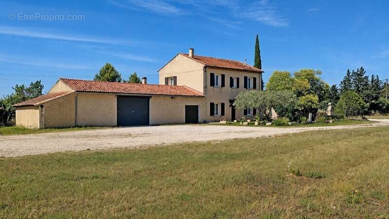 CARPENTRAS (84)  Maison de 215 m² habitables (avec revenu locatif) sur un terrain agricole de 7 175 m² - photo 3
