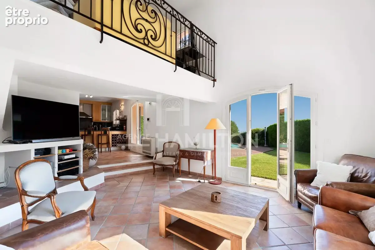 Villa à vendre proche de Valbonne avec vue mer, piscine et 5 chambres - photo 3