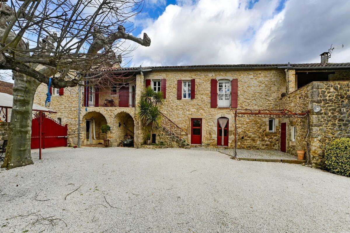 Maison à SAINT-JEAN-DE-MARUEJOLS-ET-AVEJAN