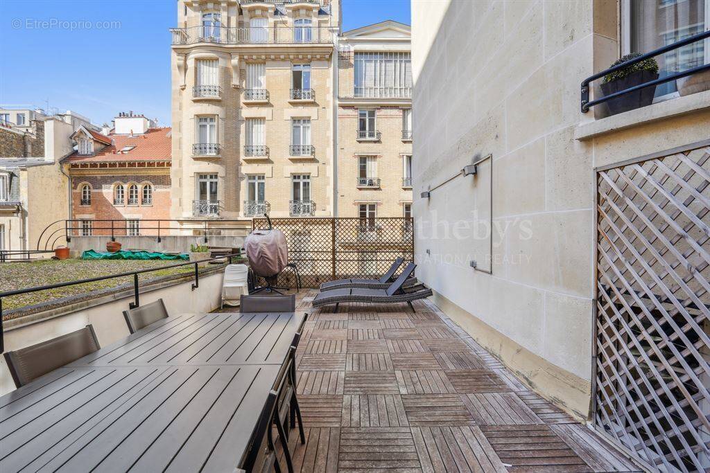 Appartement à PARIS-16E