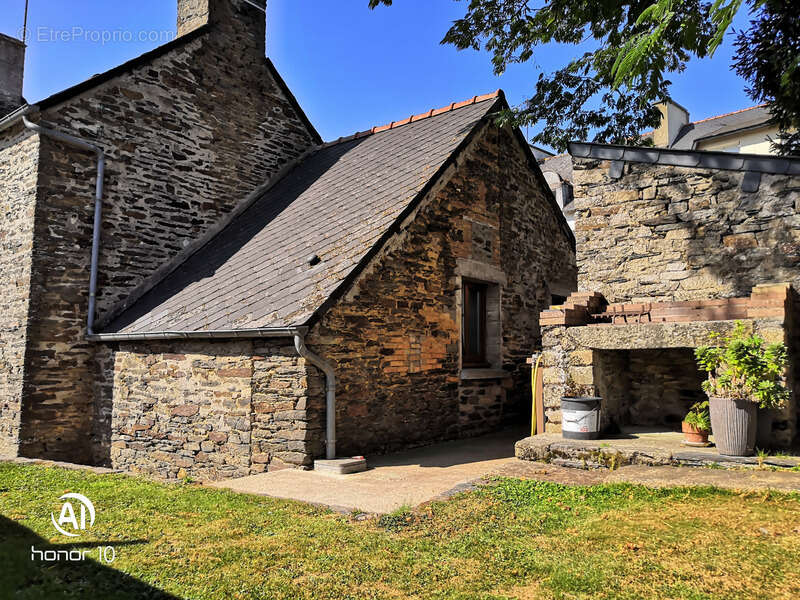 Maison à SAINT-JACUT-LES-PINS
