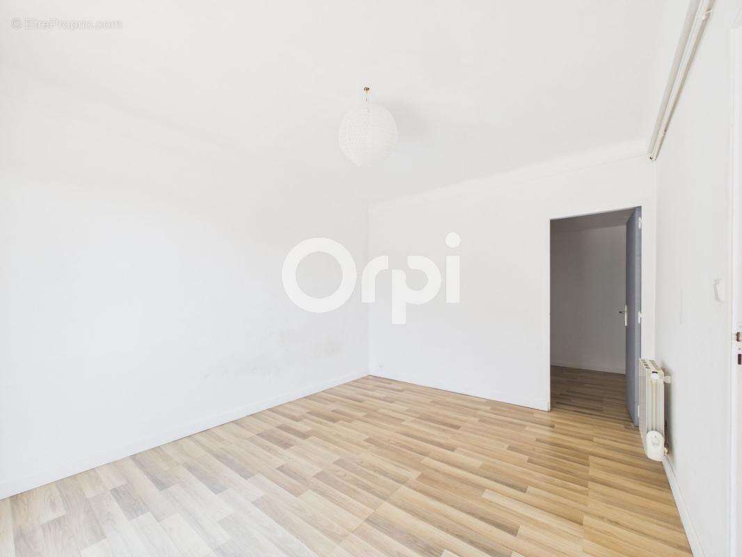 Appartement a renover - t2 bis - belle terrasse + cave + stationnement privatif + jardin - vue degagee - photo 9