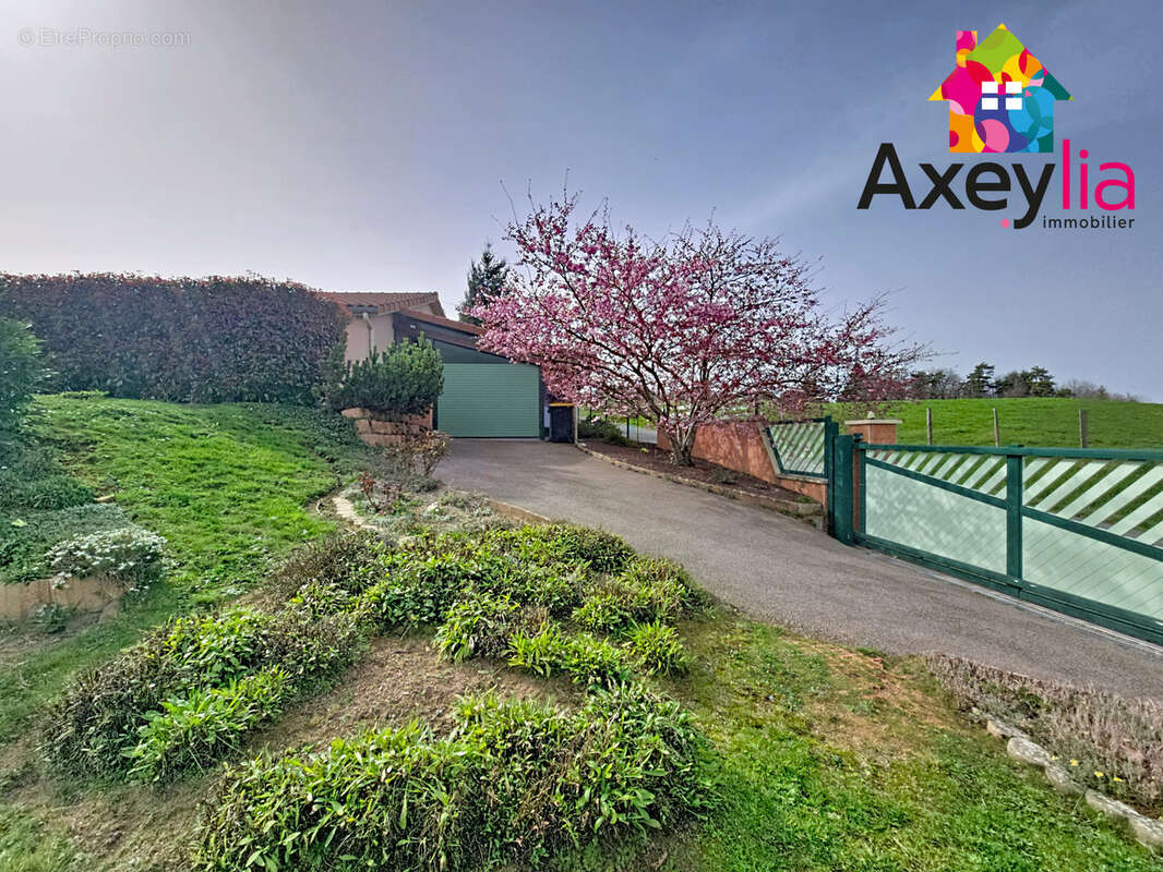 Maison à SAINT-SYMPHORIEN-DE-LAY