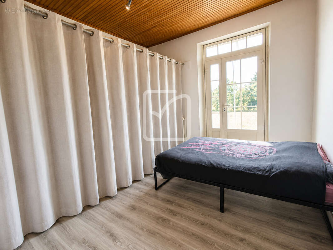 Rare   propriété équestre près de villeréal   20 ha   25 boxes   2 aires couvertes   2 habitations - photo 10