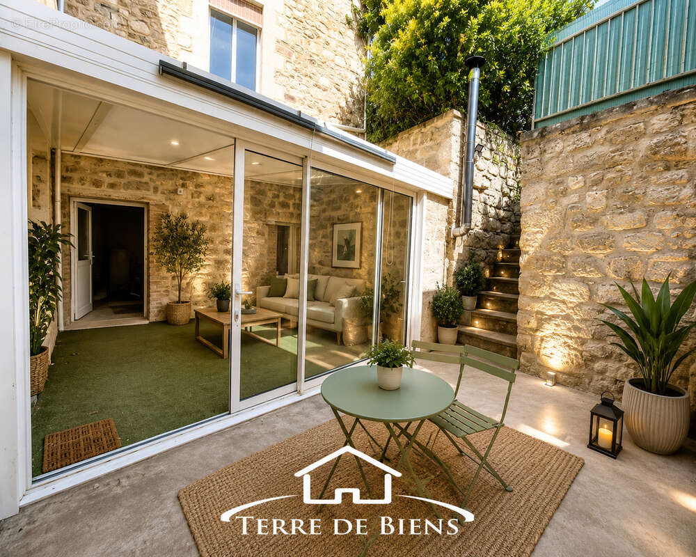 Maison de caractère de 160 m2   Beaux volumes, patio, jardin clos et fort potentiel d'aménagement   Pommiers - photo 2
