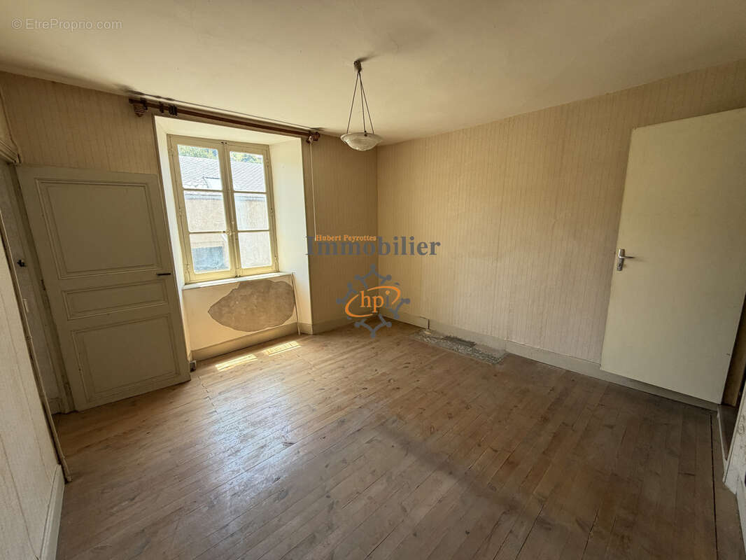 Vente maison de village avec garage et parcelle de bois de 4 0000 m2 à Coupiac - photo 5
