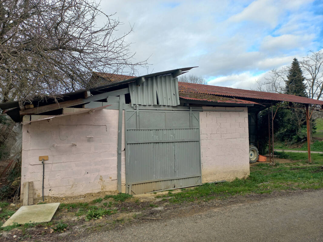 Parking à TRIE-SUR-BAISE