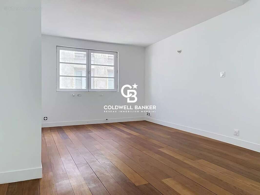 À deux pas du Vieux-Port, un appartement rénové aux volumes généreux - photo 19