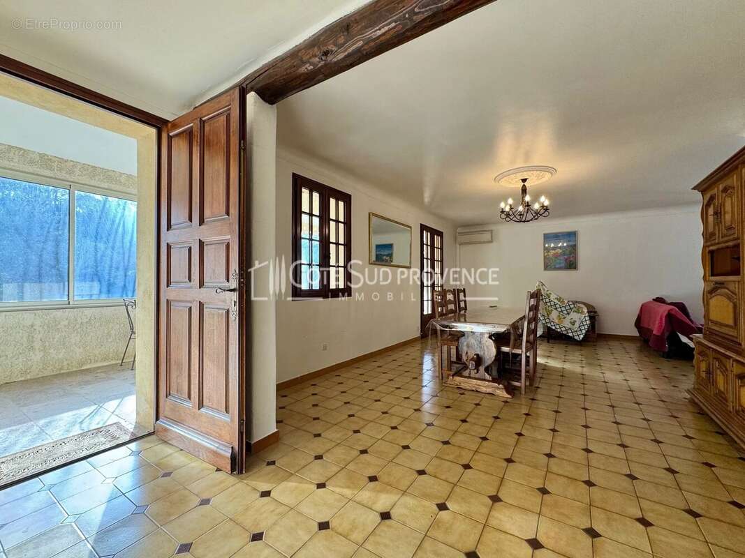 Maison à LA ROQUE-SUR-PERNES