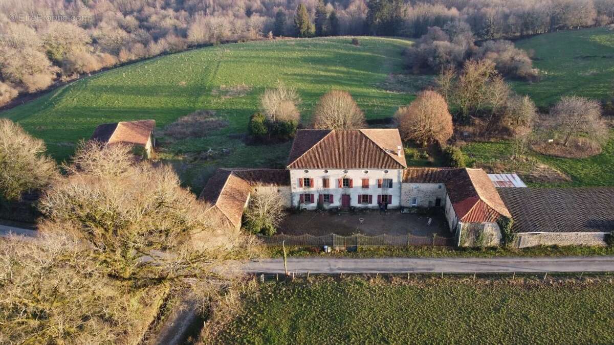 Maison à LES SALLES-LAVAUGUYON