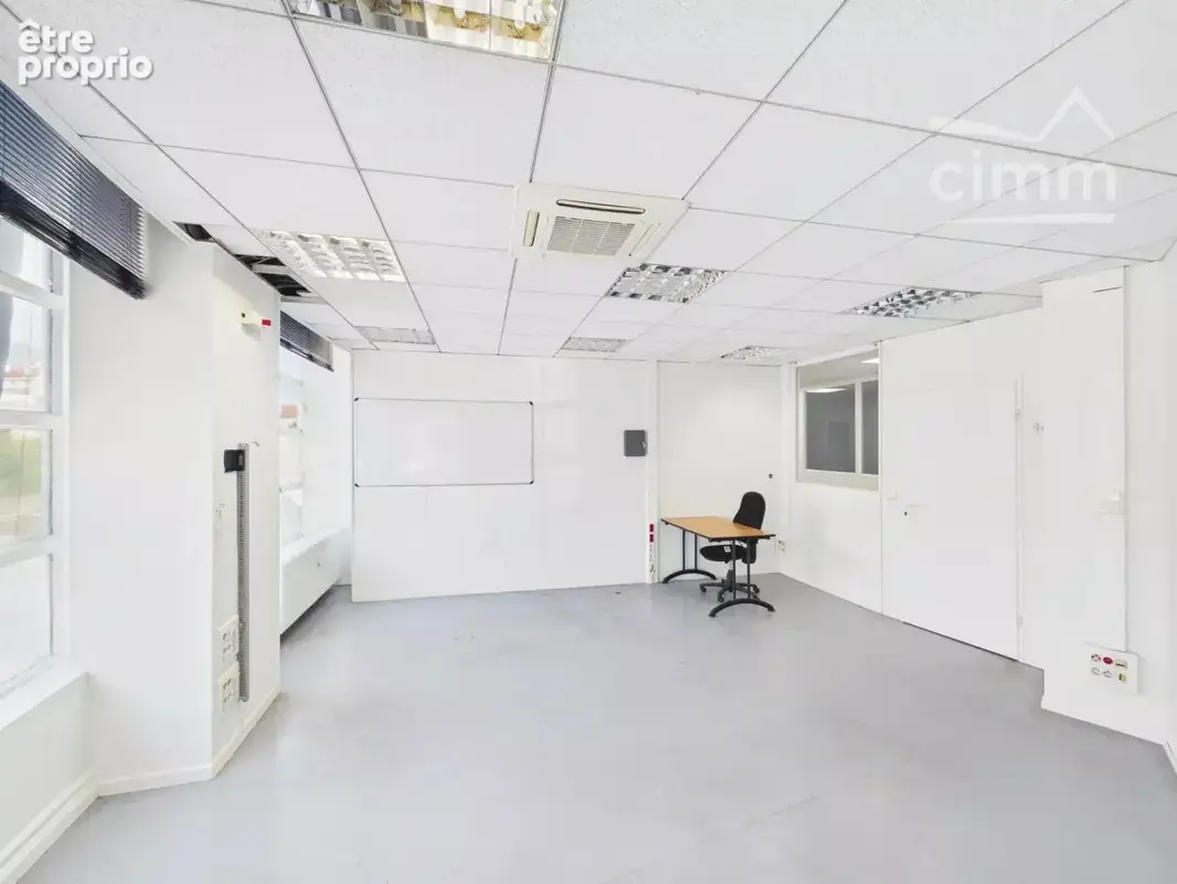 Local Commercial / Bureaux de 228 m² - Quartier de l'Aigle - photo 12