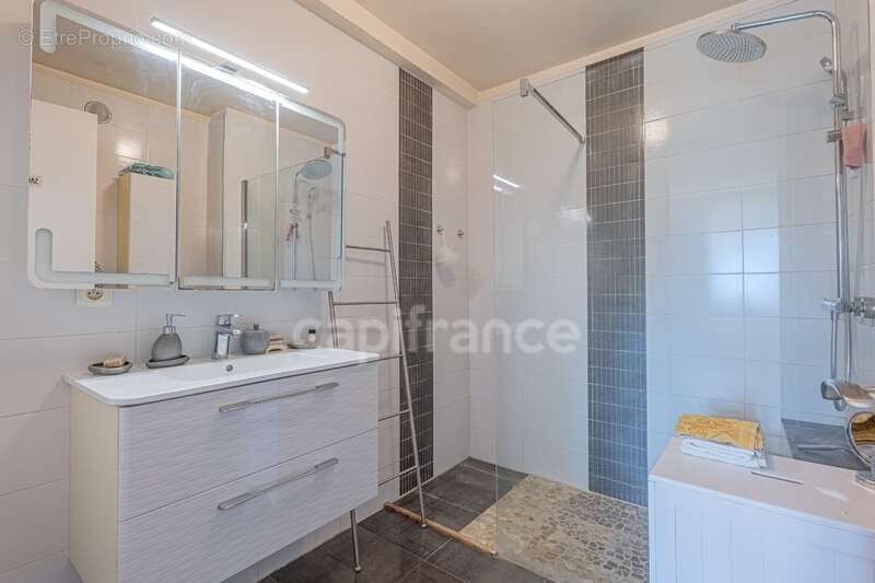 Appartement à SAINT-LAURENT-DU-VAR