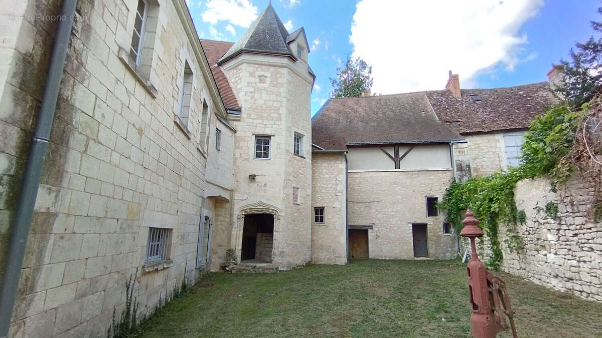 Propriété rare, destinée aux amoureux de belles demeures et de lieux de vie hors du commun ! - photo 4