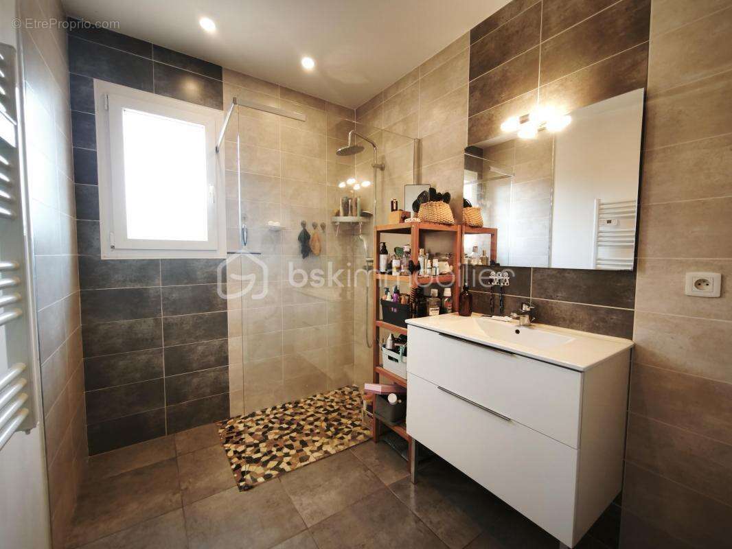 Maison contemporaine de plain-pied – 105 m² – 4 chambres – Piscine – Terrain de 875 m² - photo 10