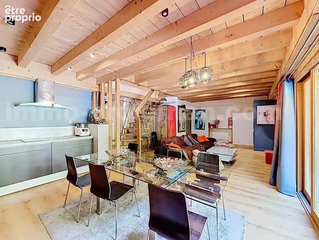 Appartement_T5_Araches_la_frasse_les_carroz_terrasse_balcon_belle_superficie_proche_prox_frontière_Suisse_direction_GENEVE_autoroutes_investissement_locatif_vente_vue_séjour_cuisine_ouverte_calme_nature