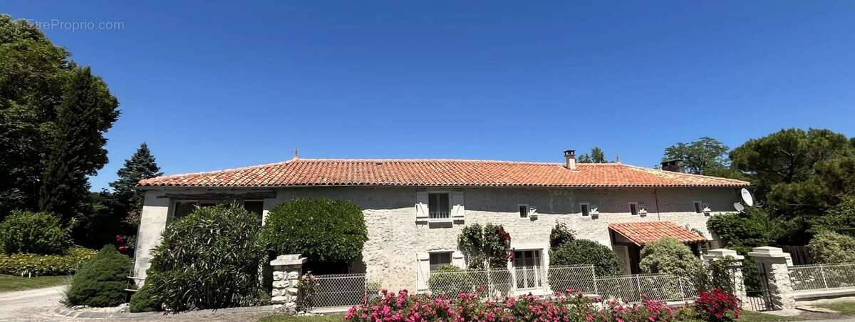 Maison à SAINT-LAURENT-DES-COMBES