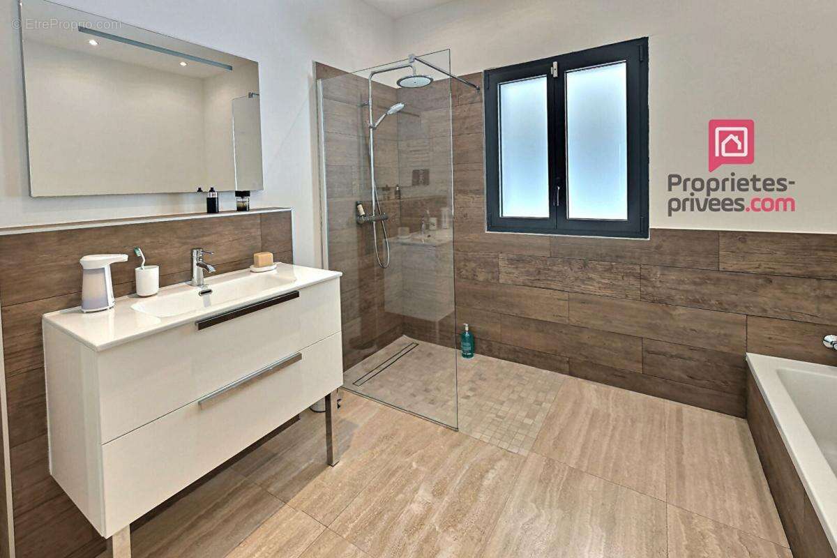 Maison à ROQUEBRUNE-SUR-ARGENS