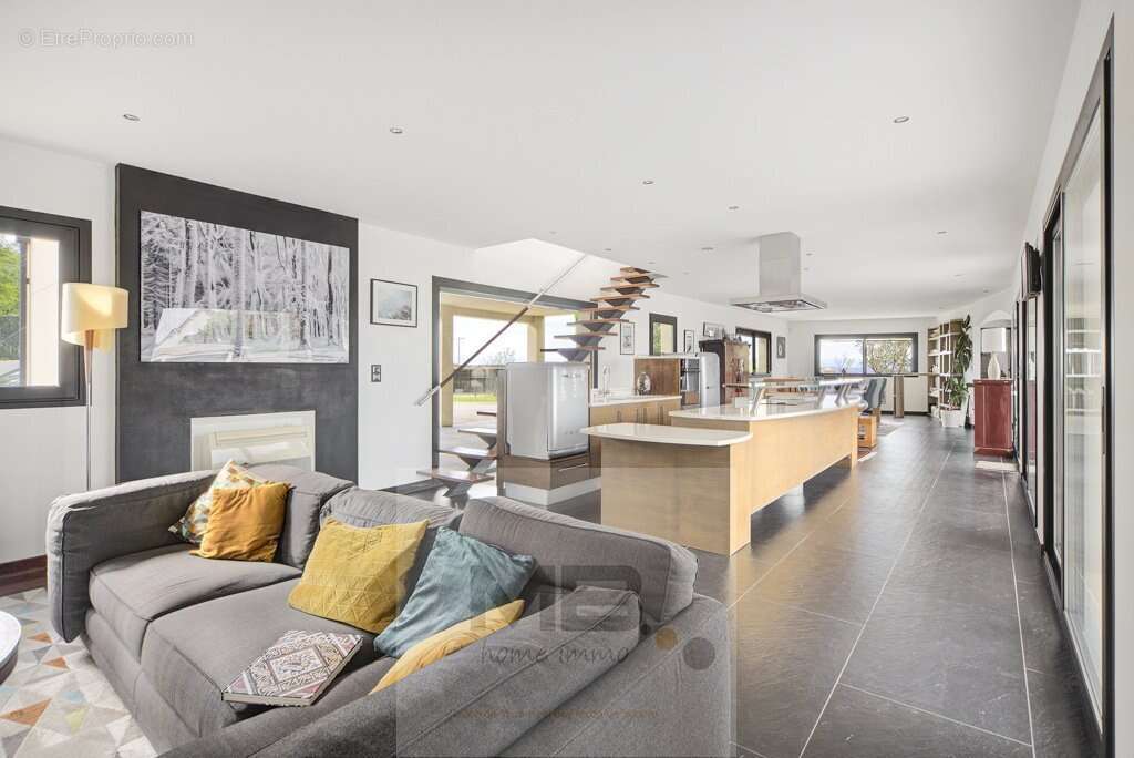 Maison à LACROIX-FALGARDE