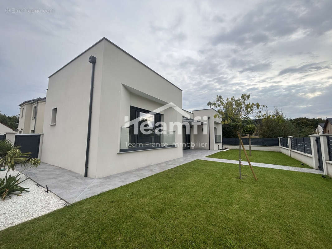 Maison à SAINT-JEAN-DE-BRAYE