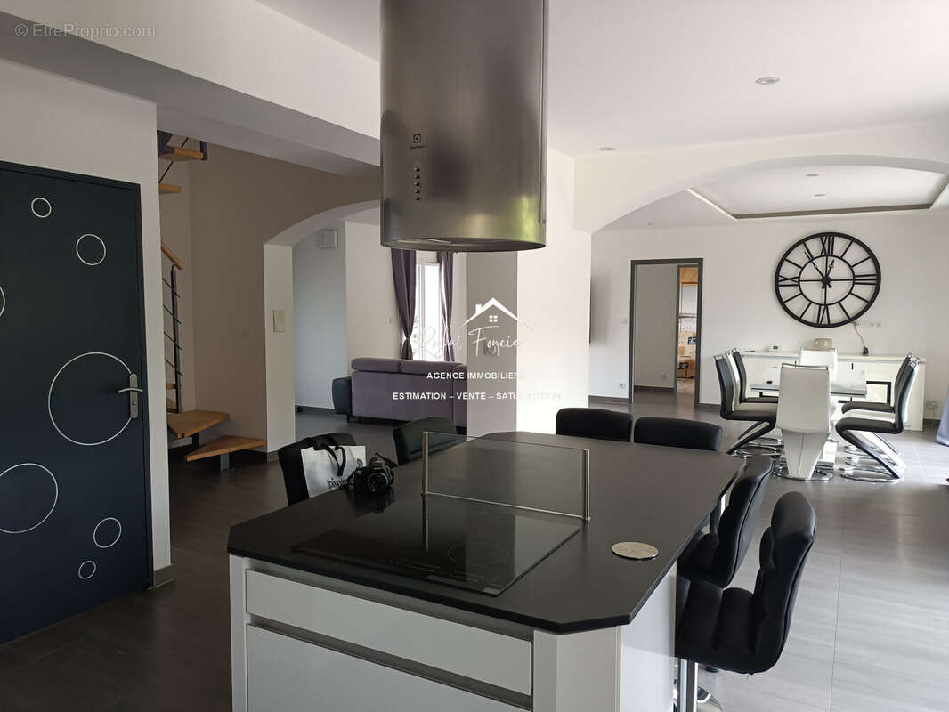 Espace cuisine A et E - Maison à LA CELLE-SAINT-AVANT