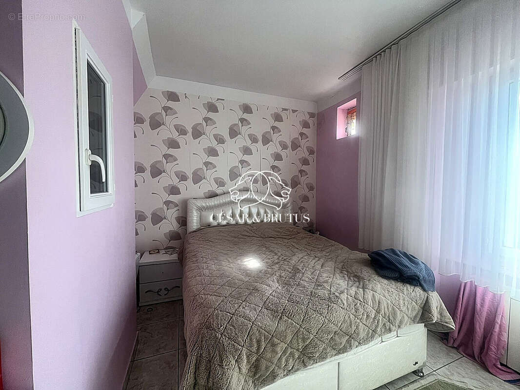 Appartement 415 m² à Roussillon  - photo 9