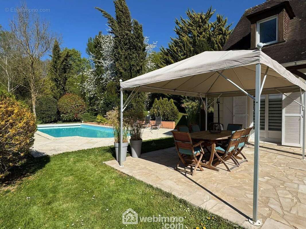....une terrasse idéalement exposée et sans vis-à-vis. - Maison à BARBIZON