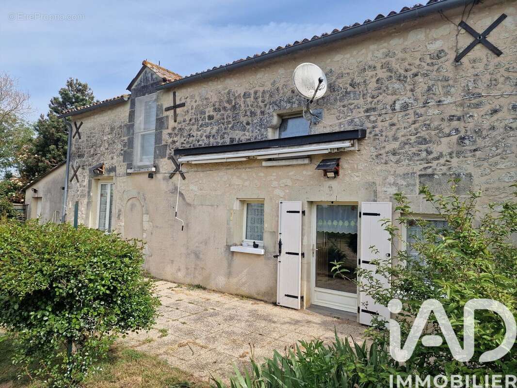 Maison 253 m² à Saint-Macaire-Du-Bois  - photo 3