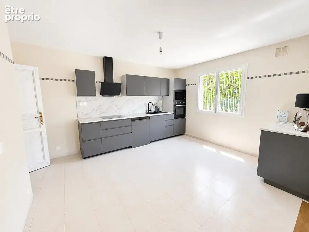 Proche centre ville de Vence appartement 3 pièces 85 m2 rénové, garage double et faibles charges - photo 3