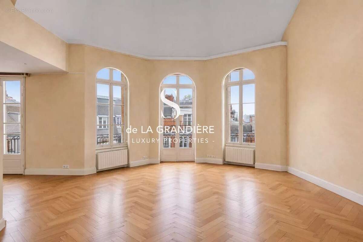 Appartement à PARIS-16E