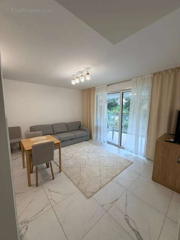 Appartement à SAINT-LAURENT-DU-VAR