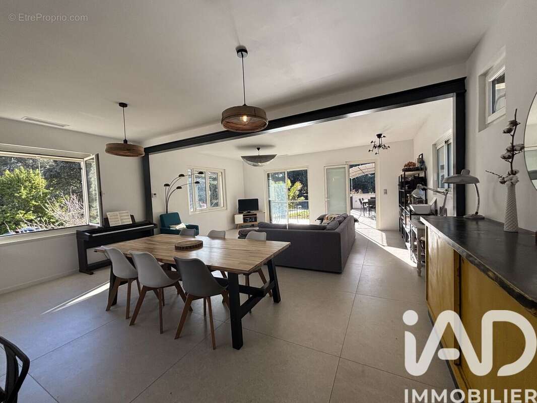 Maison 233 m² à Miramas  - photo 9