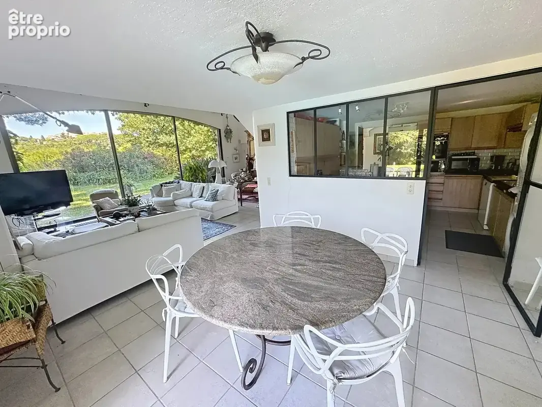 Mougins – Vue imprenable sur le vieux village – Villa 235 m² sur 3 500 m² de terrain plat, piscine et dépendance - photo 24