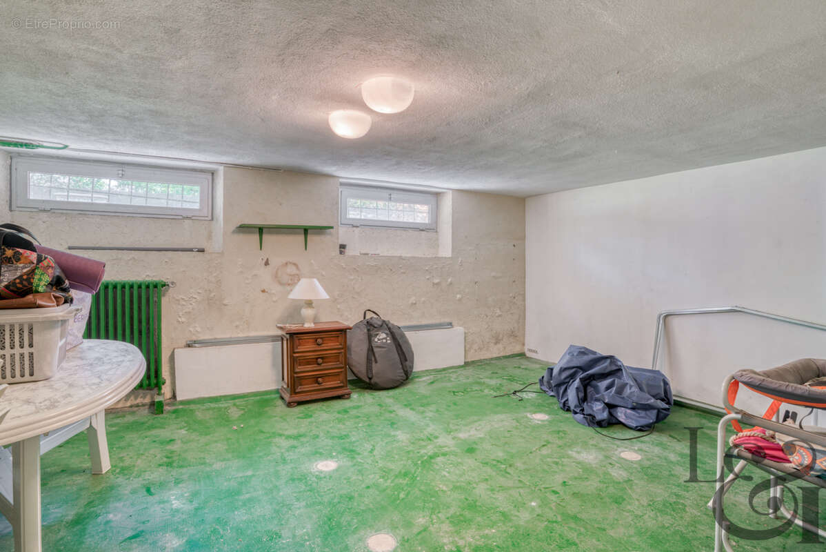 A vendre secteur Casseneuil belle villa de caractère de 7 pièces, avec piscine. - photo 17