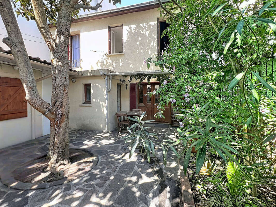 Asnières-sur-Seine -Maison de ville rénovée avec 3 chambres, patio et terrasse arborée - photo 4