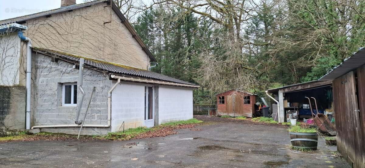 A vendre : Local/Entrepôt de 220 m2 plus une maison de 90m2 TERRASSON LA VILLEDIEU (24) - photo 3