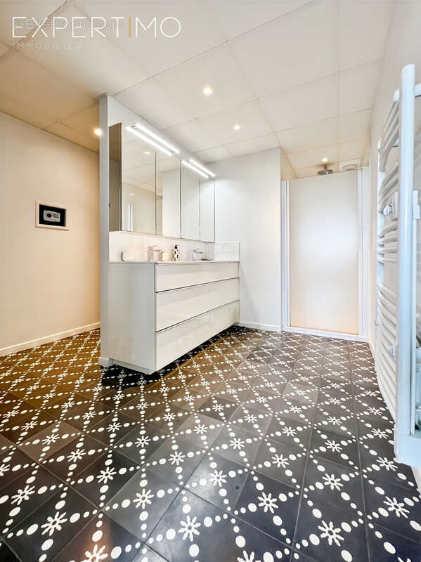 Appartement de Type T3 avec belle terrasse, très beau jardin, deux places de parking, un cellier . - photo 9