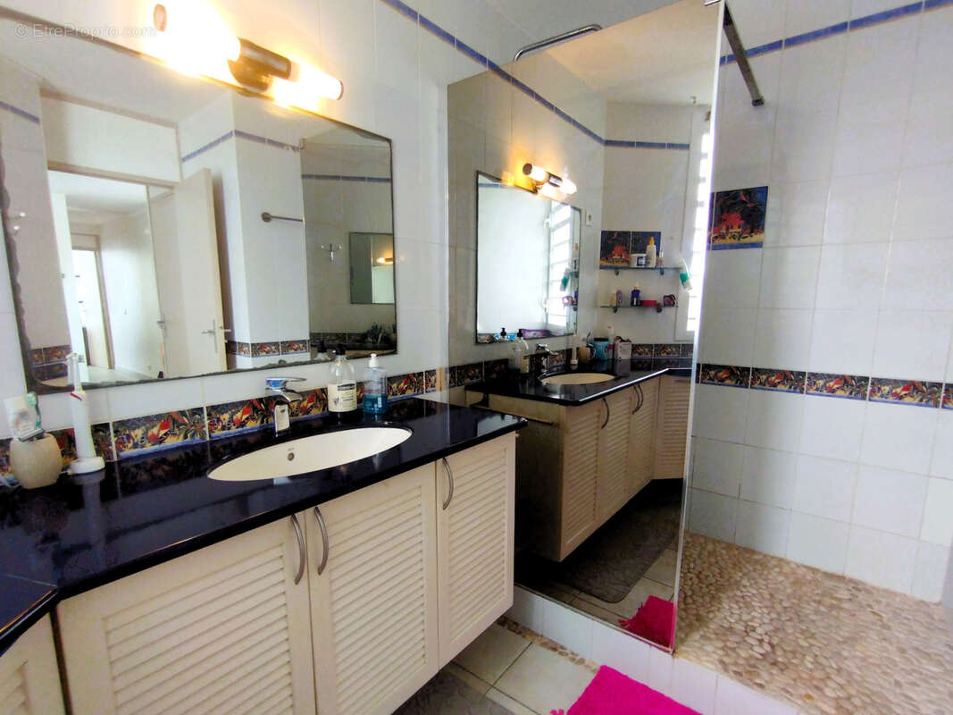 Vue mer imprenable  pour ce superbe appartement 3 piéces dans résidence sécurisée avec pisicne - photo 17