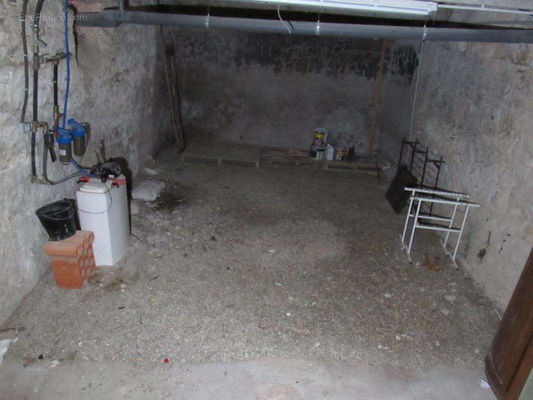 Grande maison medievale  de village entierement renovee dpe en b avec une petite maison qui sert de garage   290000€ - photo 42