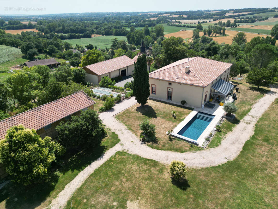 Propriété entièrement rénovée de 323 m2 avec piscine et dépendances - photo 2