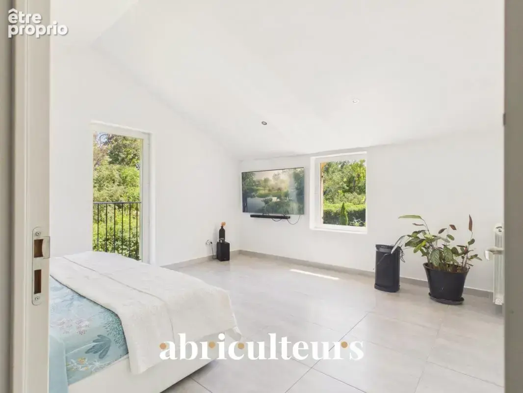 Mas provençal rénové de 249 m² avec dépendance en vente à Grans (13450) - photo 13
