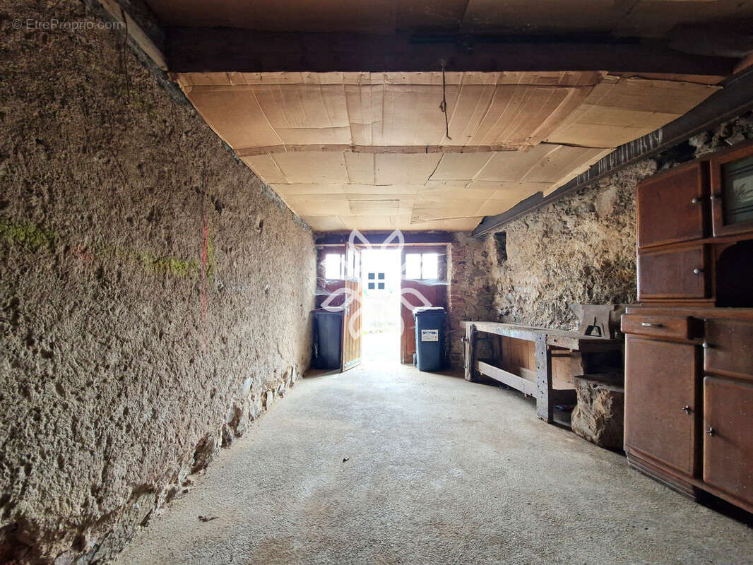 Maison avec jardin, terrasse, dépendances et fort potentiel - photo 17