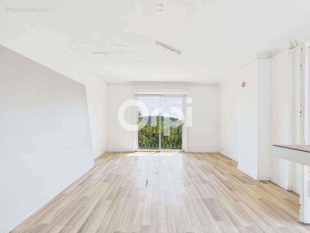 Appartement a renover - t2 bis - belle terrasse + cave + stationnement privatif + jardin - vue degagee - photo 4