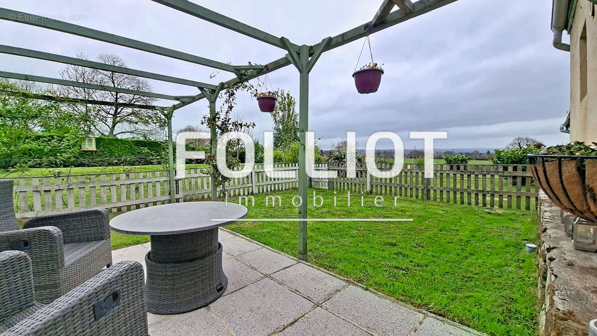 Maison à SAINT-GEORGES-DE-LIVOYE